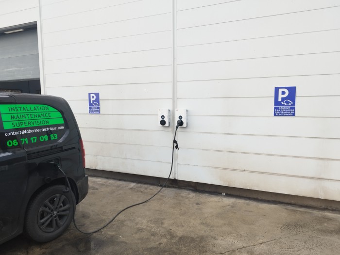 Deux places de parking ont des bornes électrqiues pour véhicule 100% électrique ou hybrides.